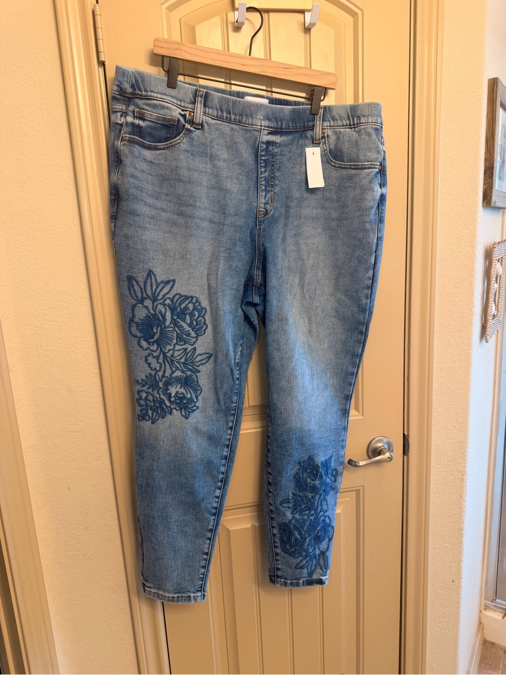 NWT Light Blue Floral Embroidered Women's Jeans